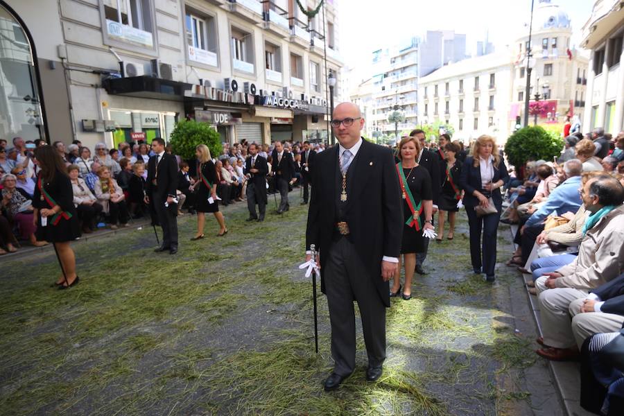 El extenso cortejo ha mezclado los elementos civiles y religiosos en un colorido desfile que ha sido seguido por miles de personas en la calle. Puede ver más fotos del Corpus en  este enlace . 