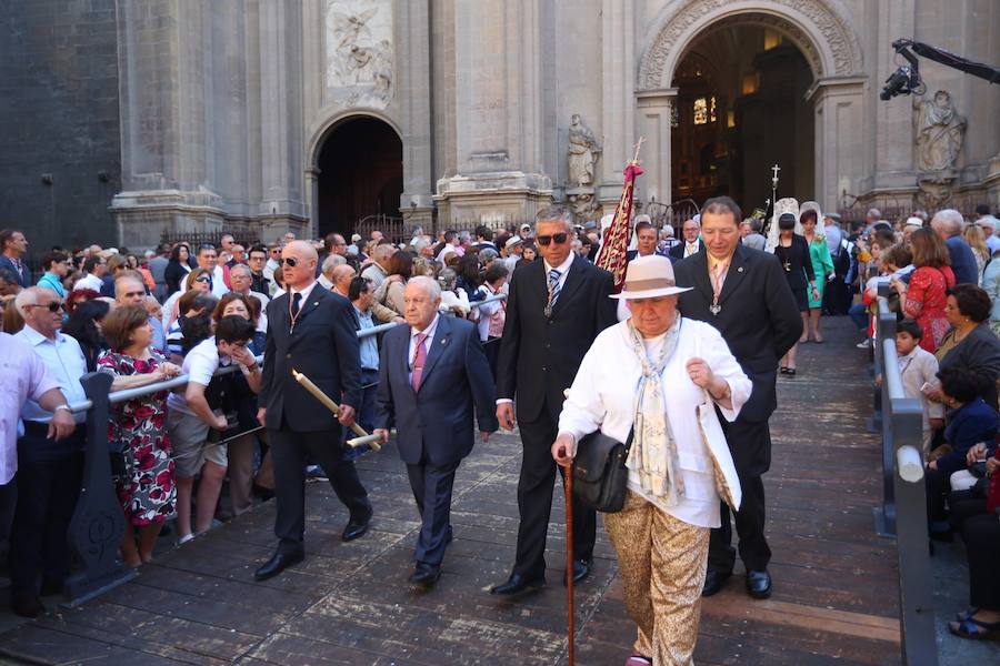 El extenso cortejo ha mezclado los elementos civiles y religiosos en un colorido desfile que ha sido seguido por miles de personas en la calle. Puede ver más fotos del Corpus en  este enlace . 