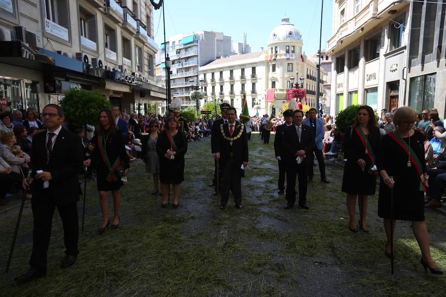 El extenso cortejo ha mezclado los elementos civiles y religiosos en un colorido desfile que ha sido seguido por miles de personas en la calle. Puede ver más fotos del Corpus en  este enlace . 