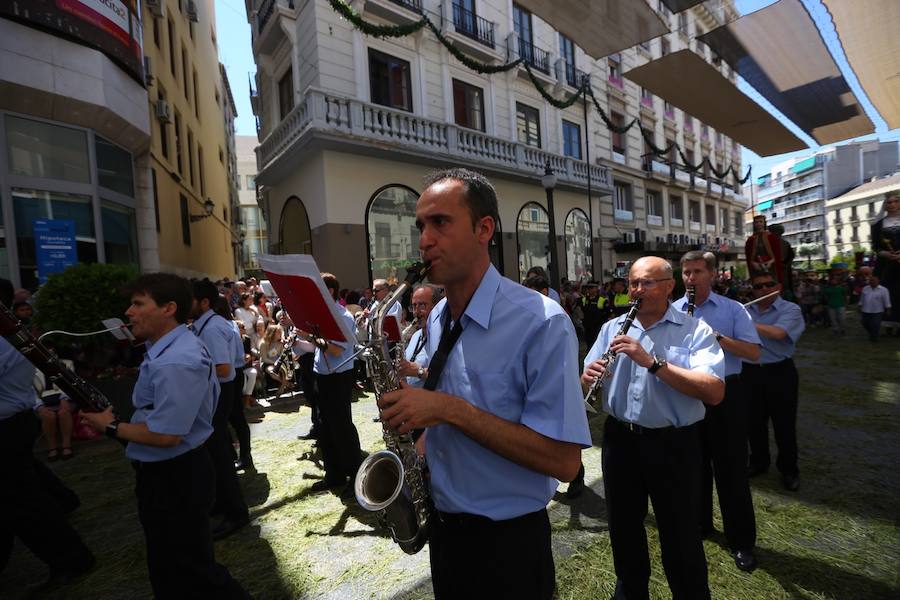 El extenso cortejo ha mezclado los elementos civiles y religiosos en un colorido desfile que ha sido seguido por miles de personas en la calle. Puede ver más fotos del Corpus en  este enlace . 