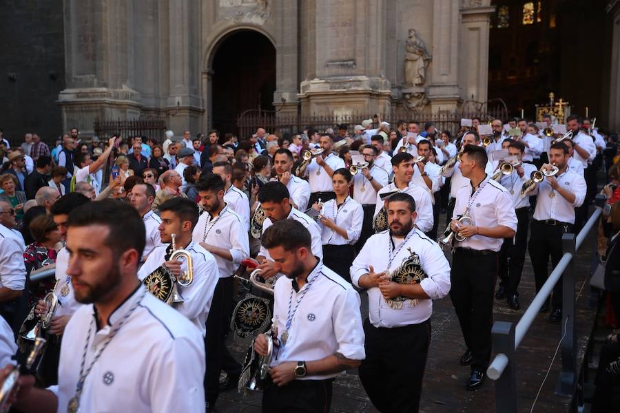 El extenso cortejo ha mezclado los elementos civiles y religiosos en un colorido desfile que ha sido seguido por miles de personas en la calle. Puede ver más fotos del Corpus en  este enlace . 