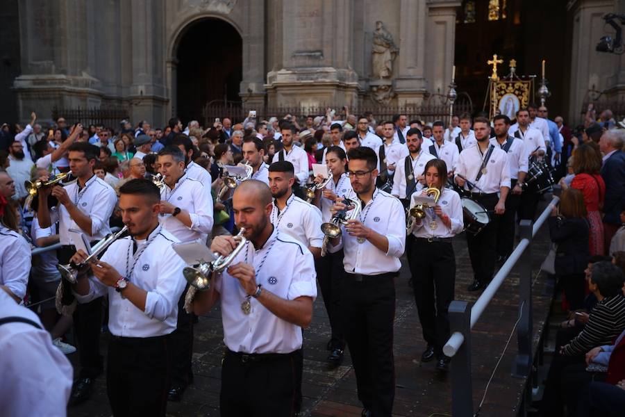 El extenso cortejo ha mezclado los elementos civiles y religiosos en un colorido desfile que ha sido seguido por miles de personas en la calle. Puede ver más fotos del Corpus en  este enlace . 