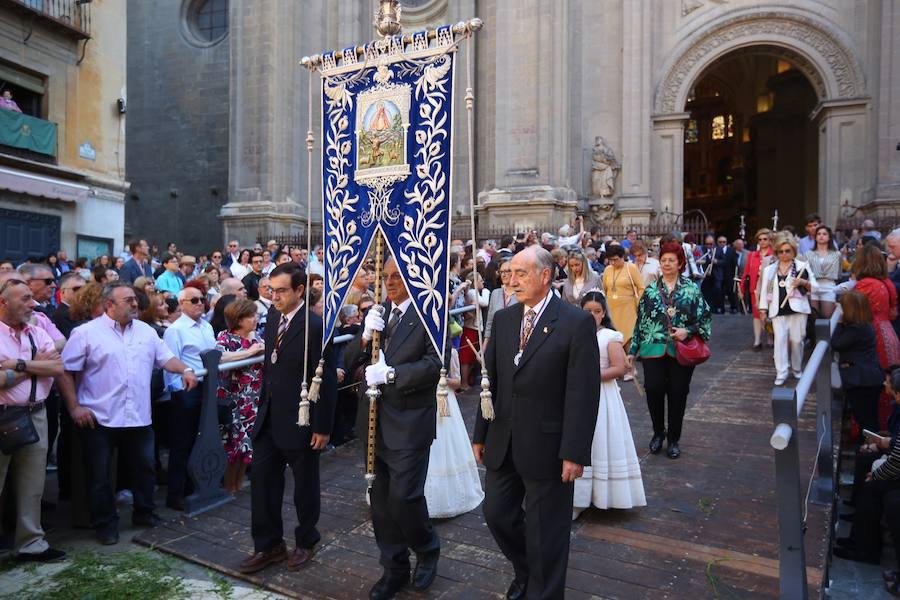 El extenso cortejo ha mezclado los elementos civiles y religiosos en un colorido desfile que ha sido seguido por miles de personas en la calle. Puede ver más fotos del Corpus en  este enlace . 