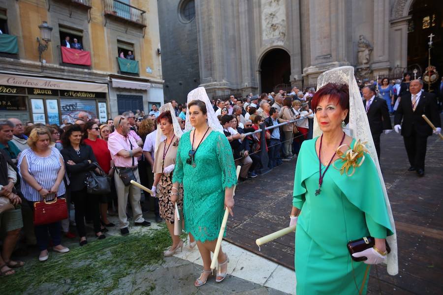 El extenso cortejo ha mezclado los elementos civiles y religiosos en un colorido desfile que ha sido seguido por miles de personas en la calle. Puede ver más fotos del Corpus en  este enlace . 