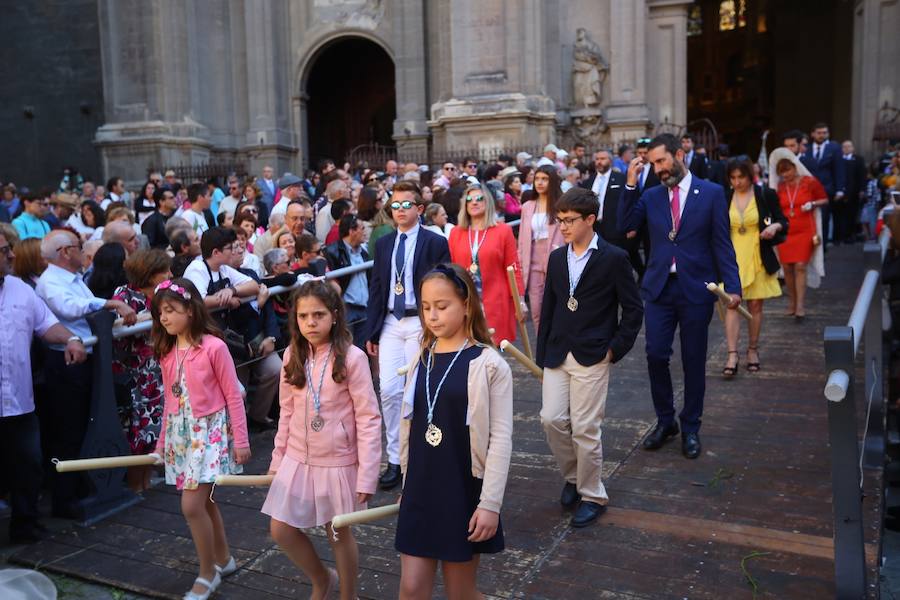 El extenso cortejo ha mezclado los elementos civiles y religiosos en un colorido desfile que ha sido seguido por miles de personas en la calle. Puede ver más fotos del Corpus en  este enlace . 