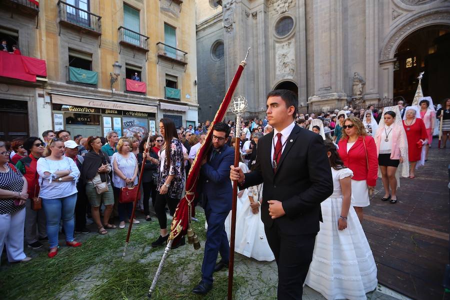 El extenso cortejo ha mezclado los elementos civiles y religiosos en un colorido desfile que ha sido seguido por miles de personas en la calle. Puede ver más fotos del Corpus en  este enlace . 