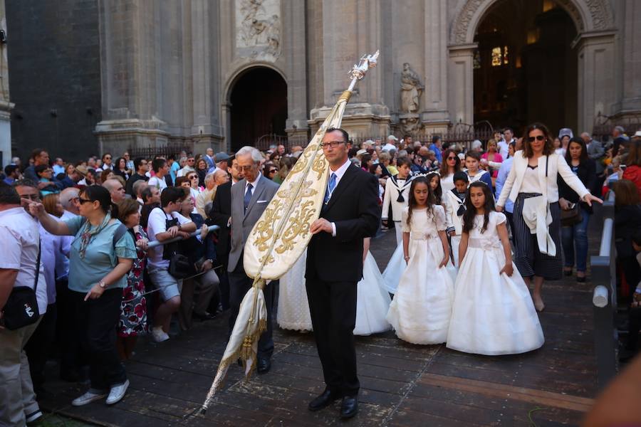 El extenso cortejo ha mezclado los elementos civiles y religiosos en un colorido desfile que ha sido seguido por miles de personas en la calle. Puede ver más fotos del Corpus en  este enlace . 