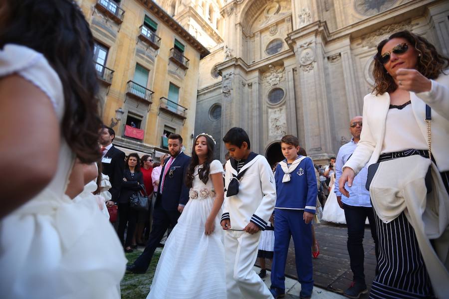 El extenso cortejo ha mezclado los elementos civiles y religiosos en un colorido desfile que ha sido seguido por miles de personas en la calle. Puede ver más fotos del Corpus en  este enlace . 