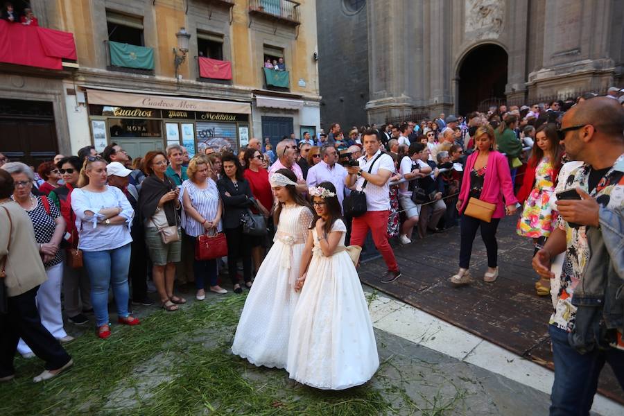 El extenso cortejo ha mezclado los elementos civiles y religiosos en un colorido desfile que ha sido seguido por miles de personas en la calle. Puede ver más fotos del Corpus en  este enlace . 