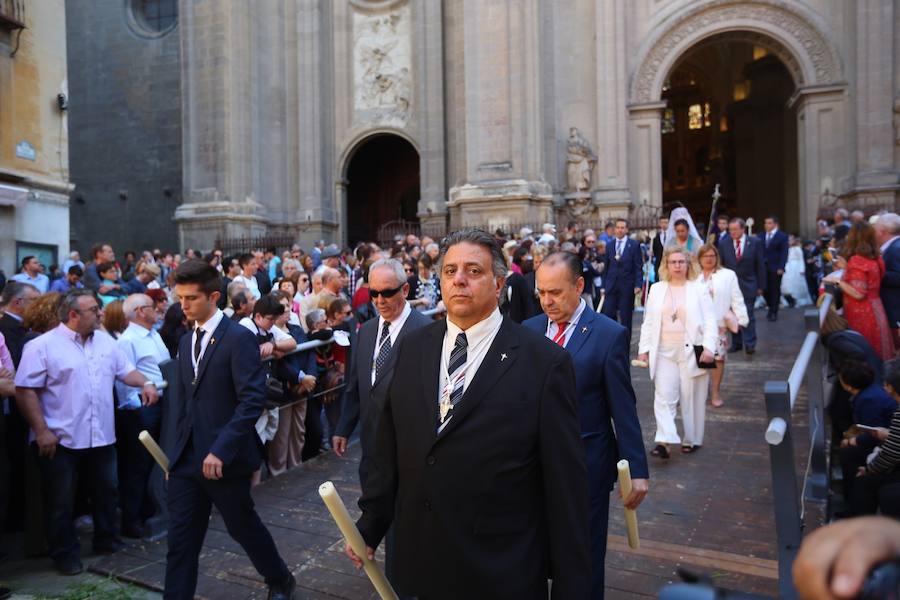 El extenso cortejo ha mezclado los elementos civiles y religiosos en un colorido desfile que ha sido seguido por miles de personas en la calle. Puede ver más fotos del Corpus en  este enlace . 