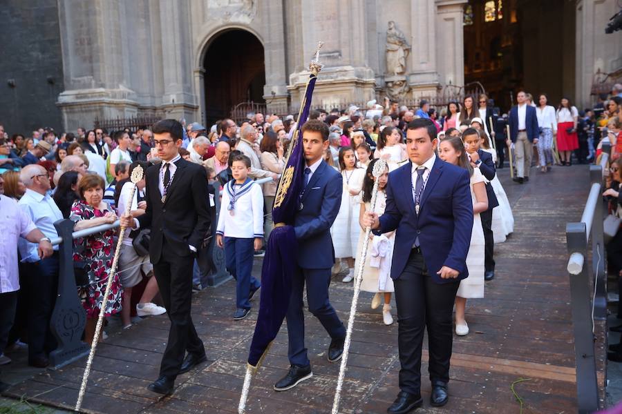 El extenso cortejo ha mezclado los elementos civiles y religiosos en un colorido desfile que ha sido seguido por miles de personas en la calle. Puede ver más fotos del Corpus en  este enlace . 