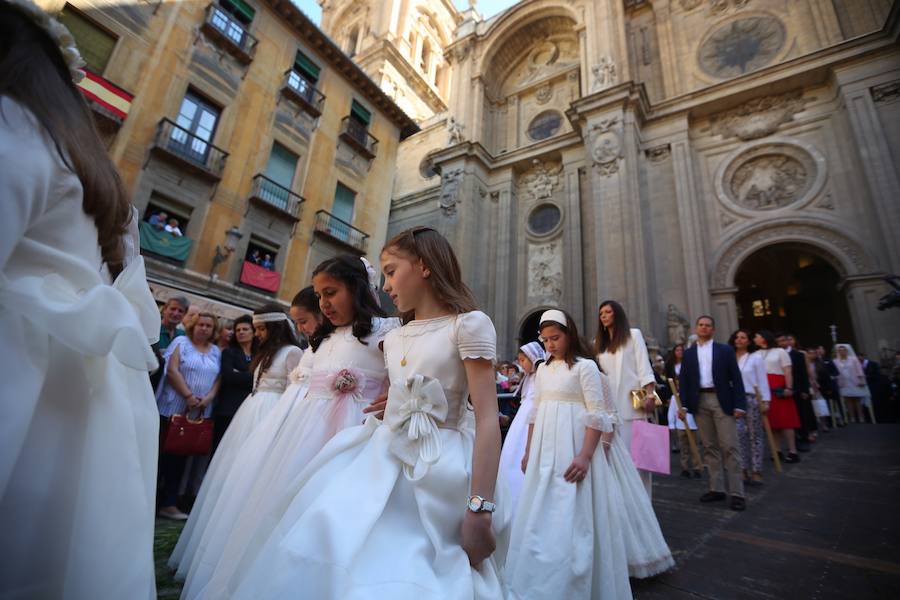 El extenso cortejo ha mezclado los elementos civiles y religiosos en un colorido desfile que ha sido seguido por miles de personas en la calle. Puede ver más fotos del Corpus en  este enlace . 