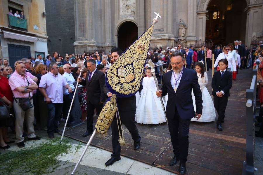 El extenso cortejo ha mezclado los elementos civiles y religiosos en un colorido desfile que ha sido seguido por miles de personas en la calle. Puede ver más fotos del Corpus en  este enlace . 