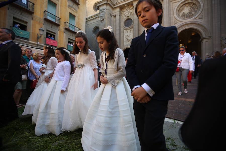 El extenso cortejo ha mezclado los elementos civiles y religiosos en un colorido desfile que ha sido seguido por miles de personas en la calle. Puede ver más fotos del Corpus en  este enlace . 