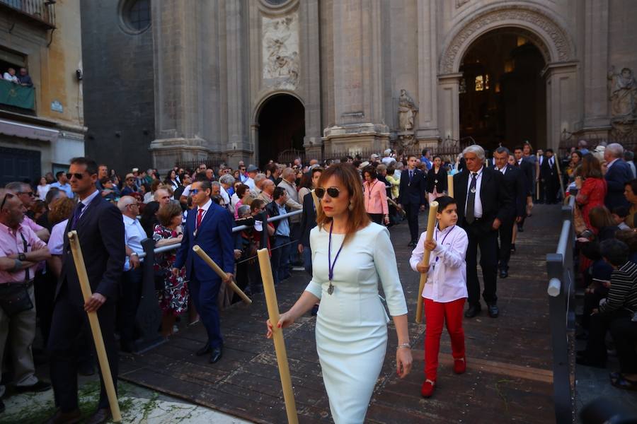 El extenso cortejo ha mezclado los elementos civiles y religiosos en un colorido desfile que ha sido seguido por miles de personas en la calle. Puede ver más fotos del Corpus en  este enlace . 