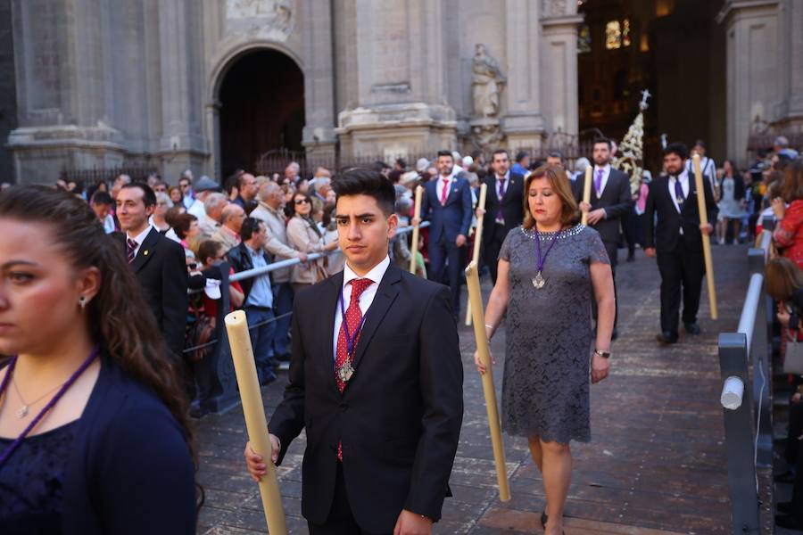 El extenso cortejo ha mezclado los elementos civiles y religiosos en un colorido desfile que ha sido seguido por miles de personas en la calle. Puede ver más fotos del Corpus en  este enlace . 