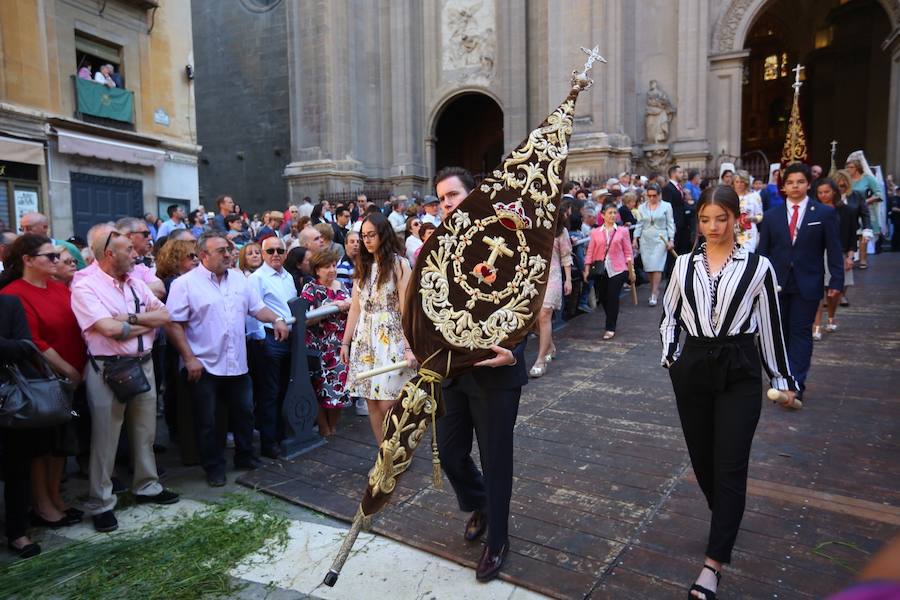 El extenso cortejo ha mezclado los elementos civiles y religiosos en un colorido desfile que ha sido seguido por miles de personas en la calle. Puede ver más fotos del Corpus en  este enlace . 