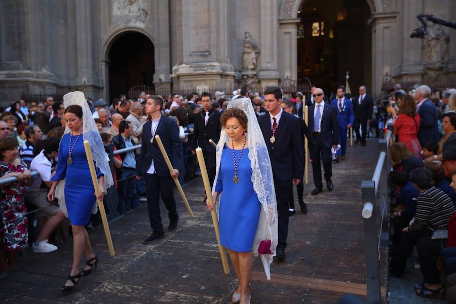 El extenso cortejo ha mezclado los elementos civiles y religiosos en un colorido desfile que ha sido seguido por miles de personas en la calle. Puede ver más fotos del Corpus en  este enlace . 