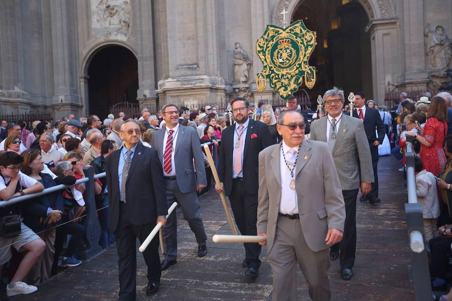 El extenso cortejo ha mezclado los elementos civiles y religiosos en un colorido desfile que ha sido seguido por miles de personas en la calle. Puede ver más fotos del Corpus en  este enlace . 