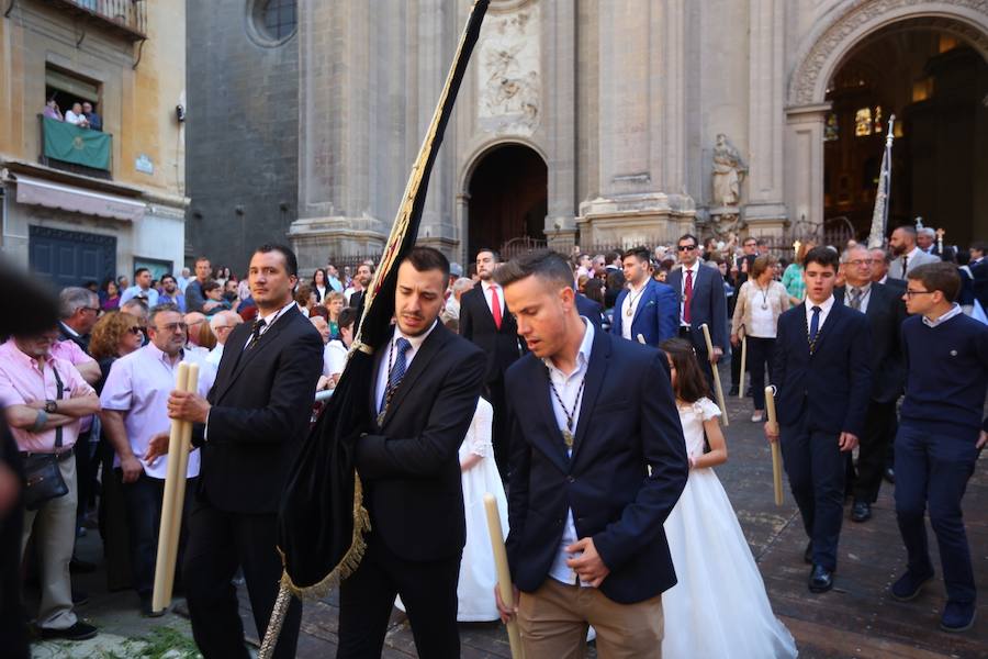 El extenso cortejo ha mezclado los elementos civiles y religiosos en un colorido desfile que ha sido seguido por miles de personas en la calle. Puede ver más fotos del Corpus en  este enlace . 