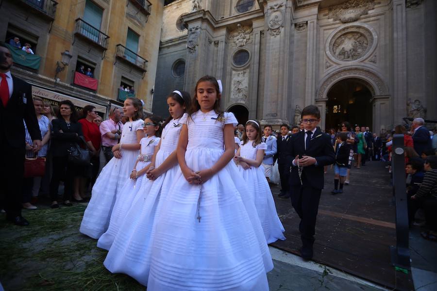 El extenso cortejo ha mezclado los elementos civiles y religiosos en un colorido desfile que ha sido seguido por miles de personas en la calle. Puede ver más fotos del Corpus en  este enlace . 