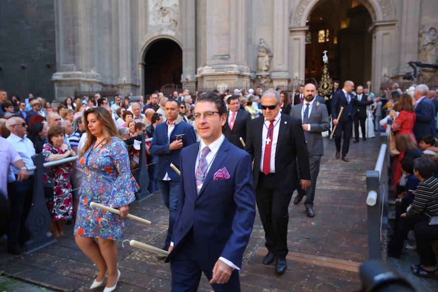 El extenso cortejo ha mezclado los elementos civiles y religiosos en un colorido desfile que ha sido seguido por miles de personas en la calle. Puede ver más fotos del Corpus en  este enlace . 