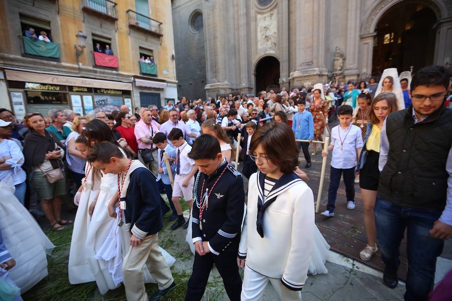 El extenso cortejo ha mezclado los elementos civiles y religiosos en un colorido desfile que ha sido seguido por miles de personas en la calle. Puede ver más fotos del Corpus en  este enlace . 