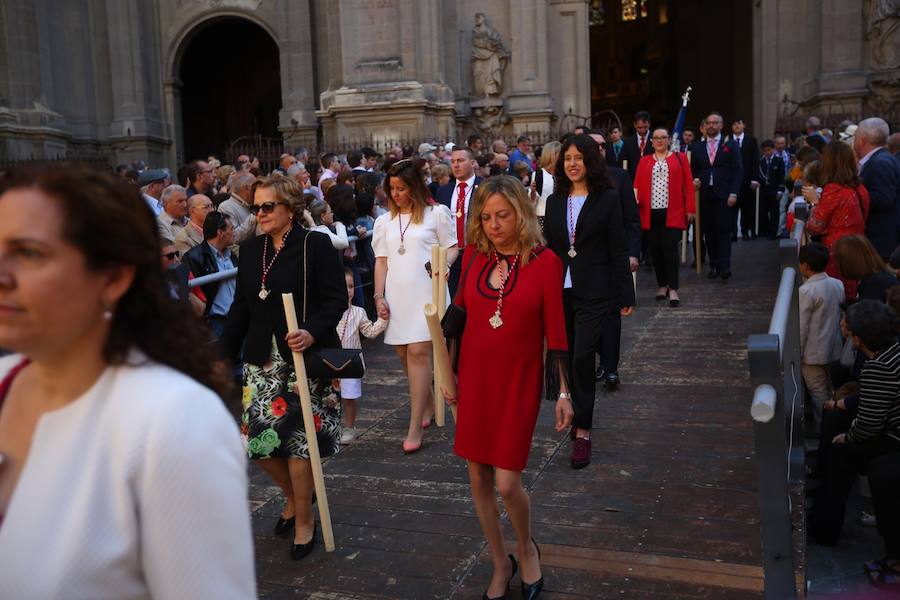 El extenso cortejo ha mezclado los elementos civiles y religiosos en un colorido desfile que ha sido seguido por miles de personas en la calle. Puede ver más fotos del Corpus en  este enlace . 