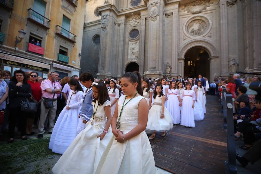 El extenso cortejo ha mezclado los elementos civiles y religiosos en un colorido desfile que ha sido seguido por miles de personas en la calle. Puede ver más fotos del Corpus en  este enlace . 