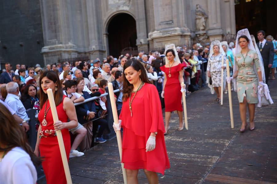 El extenso cortejo ha mezclado los elementos civiles y religiosos en un colorido desfile que ha sido seguido por miles de personas en la calle. Puede ver más fotos del Corpus en  este enlace . 