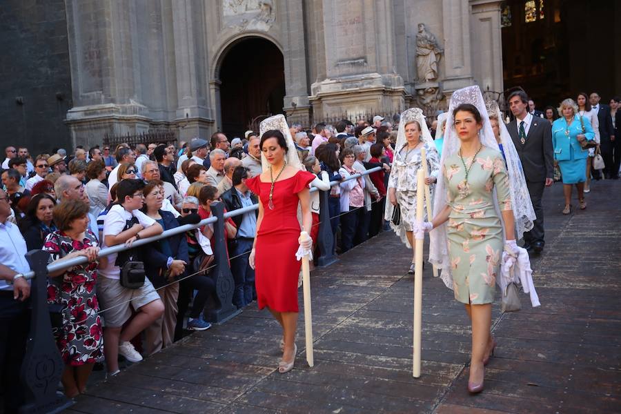 El extenso cortejo ha mezclado los elementos civiles y religiosos en un colorido desfile que ha sido seguido por miles de personas en la calle. Puede ver más fotos del Corpus en  este enlace . 