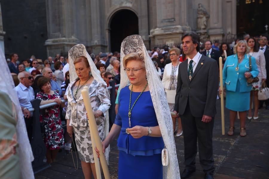 El extenso cortejo ha mezclado los elementos civiles y religiosos en un colorido desfile que ha sido seguido por miles de personas en la calle. Puede ver más fotos del Corpus en  este enlace . 