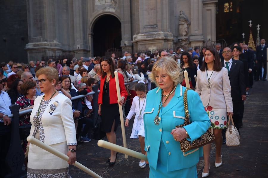 El extenso cortejo ha mezclado los elementos civiles y religiosos en un colorido desfile que ha sido seguido por miles de personas en la calle. Puede ver más fotos del Corpus en  este enlace . 