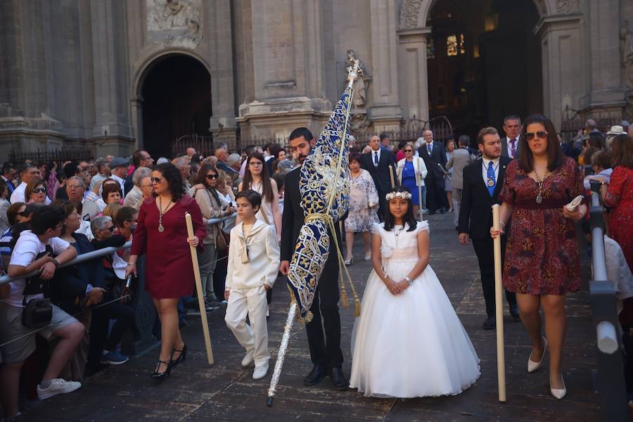 El extenso cortejo ha mezclado los elementos civiles y religiosos en un colorido desfile que ha sido seguido por miles de personas en la calle. Puede ver más fotos del Corpus en  este enlace . 