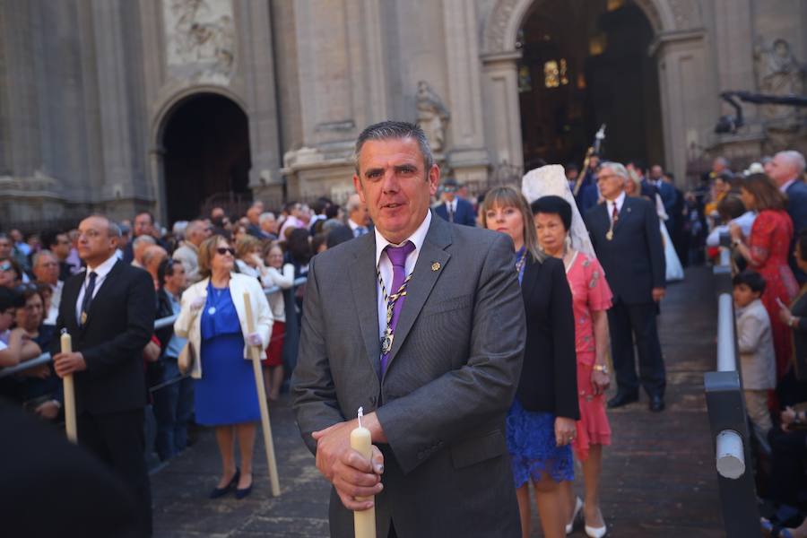 El extenso cortejo ha mezclado los elementos civiles y religiosos en un colorido desfile que ha sido seguido por miles de personas en la calle. Puede ver más fotos del Corpus en  este enlace . 