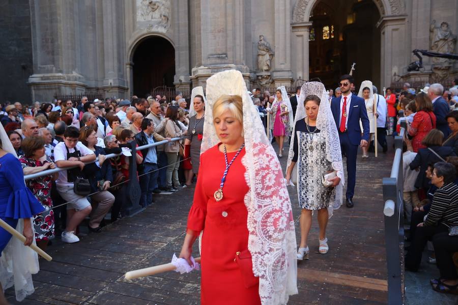 El extenso cortejo ha mezclado los elementos civiles y religiosos en un colorido desfile que ha sido seguido por miles de personas en la calle. Puede ver más fotos del Corpus en  este enlace . 