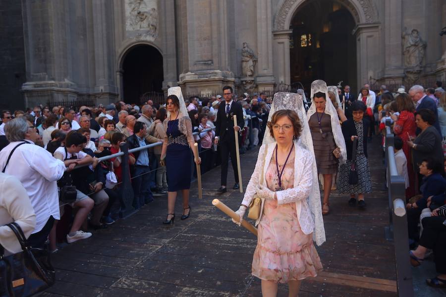 El extenso cortejo ha mezclado los elementos civiles y religiosos en un colorido desfile que ha sido seguido por miles de personas en la calle. Puede ver más fotos del Corpus en  este enlace . 