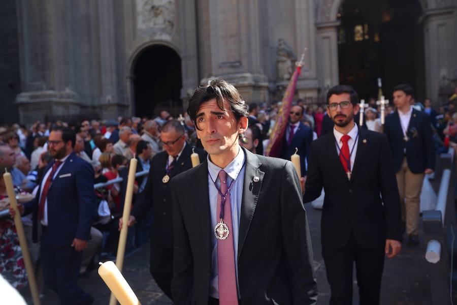 El extenso cortejo ha mezclado los elementos civiles y religiosos en un colorido desfile que ha sido seguido por miles de personas en la calle. Puede ver más fotos del Corpus en  este enlace . 