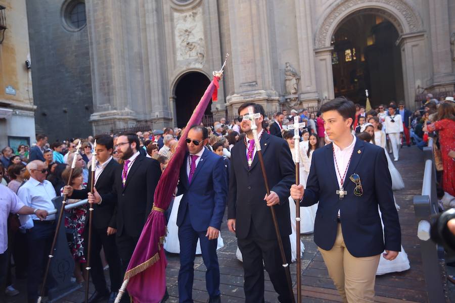 El extenso cortejo ha mezclado los elementos civiles y religiosos en un colorido desfile que ha sido seguido por miles de personas en la calle. Puede ver más fotos del Corpus en  este enlace . 