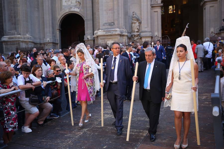 El extenso cortejo ha mezclado los elementos civiles y religiosos en un colorido desfile que ha sido seguido por miles de personas en la calle. Puede ver más fotos del Corpus en  este enlace . 