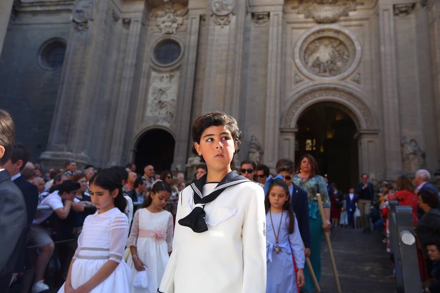 El extenso cortejo ha mezclado los elementos civiles y religiosos en un colorido desfile que ha sido seguido por miles de personas en la calle. Puede ver más fotos del Corpus en  este enlace . 