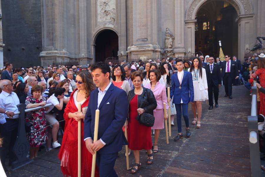 El extenso cortejo ha mezclado los elementos civiles y religiosos en un colorido desfile que ha sido seguido por miles de personas en la calle. Puede ver más fotos del Corpus en  este enlace . 