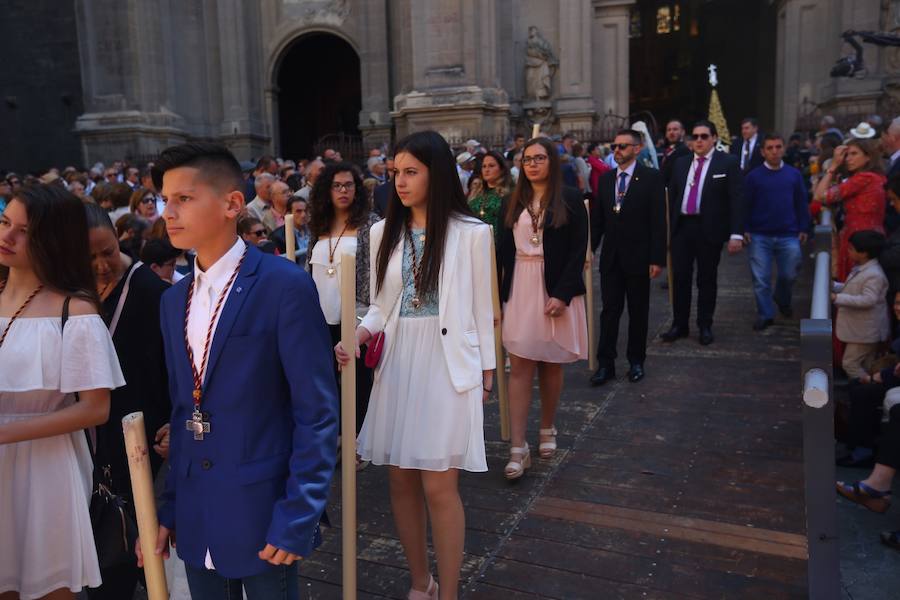 El extenso cortejo ha mezclado los elementos civiles y religiosos en un colorido desfile que ha sido seguido por miles de personas en la calle. Puede ver más fotos del Corpus en  este enlace . 