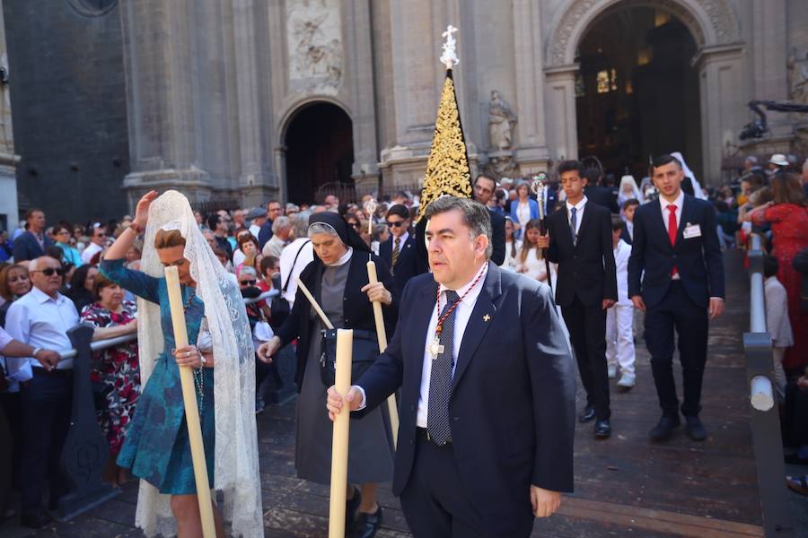 El extenso cortejo ha mezclado los elementos civiles y religiosos en un colorido desfile que ha sido seguido por miles de personas en la calle. Puede ver más fotos del Corpus en  este enlace . 