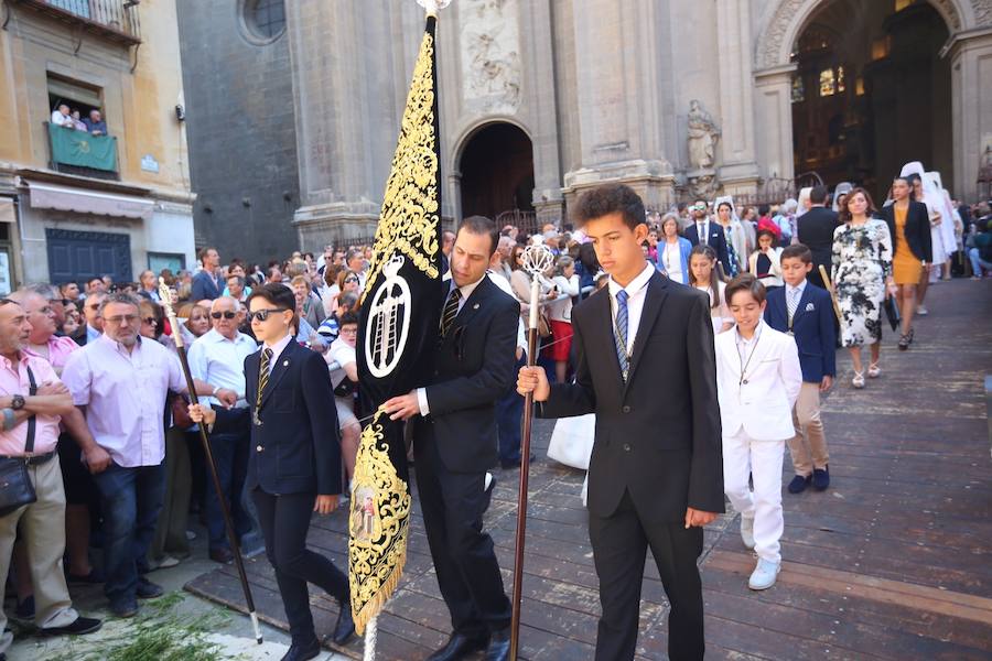 El extenso cortejo ha mezclado los elementos civiles y religiosos en un colorido desfile que ha sido seguido por miles de personas en la calle. Puede ver más fotos del Corpus en  este enlace . 