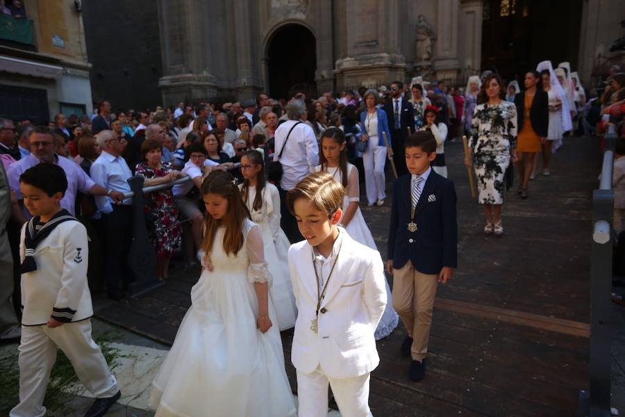 El extenso cortejo ha mezclado los elementos civiles y religiosos en un colorido desfile que ha sido seguido por miles de personas en la calle. Puede ver más fotos del Corpus en  este enlace . 