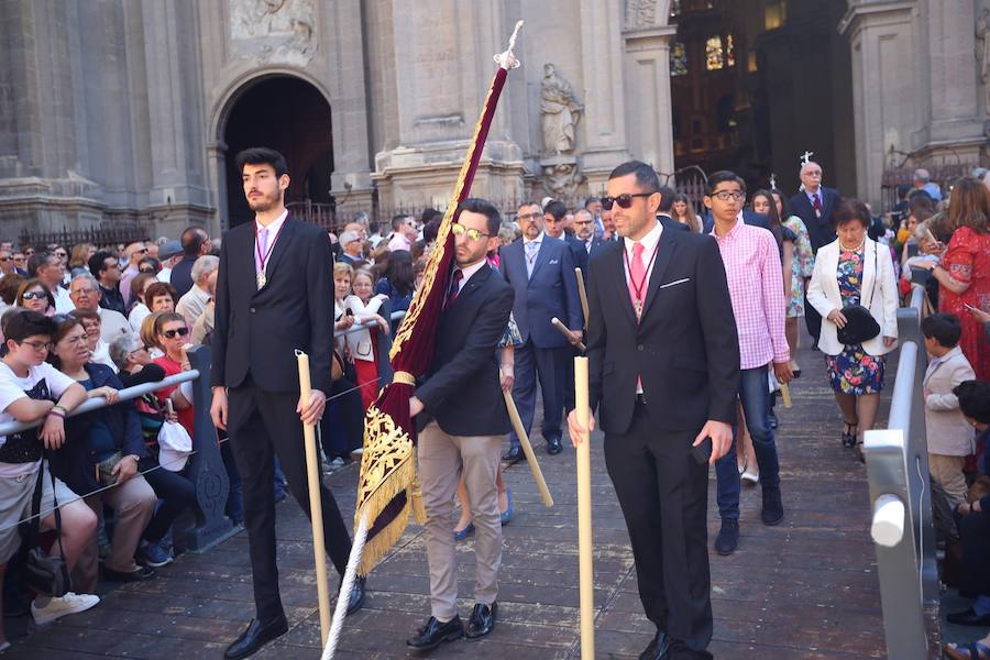 El extenso cortejo ha mezclado los elementos civiles y religiosos en un colorido desfile que ha sido seguido por miles de personas en la calle. Puede ver más fotos del Corpus en  este enlace . 