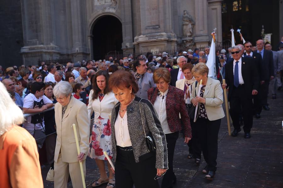 El extenso cortejo ha mezclado los elementos civiles y religiosos en un colorido desfile que ha sido seguido por miles de personas en la calle. Puede ver más fotos del Corpus en  este enlace . 