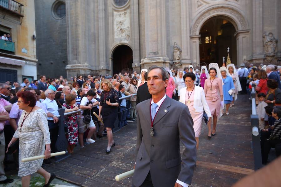 El extenso cortejo ha mezclado los elementos civiles y religiosos en un colorido desfile que ha sido seguido por miles de personas en la calle. Puede ver más fotos del Corpus en  este enlace . 