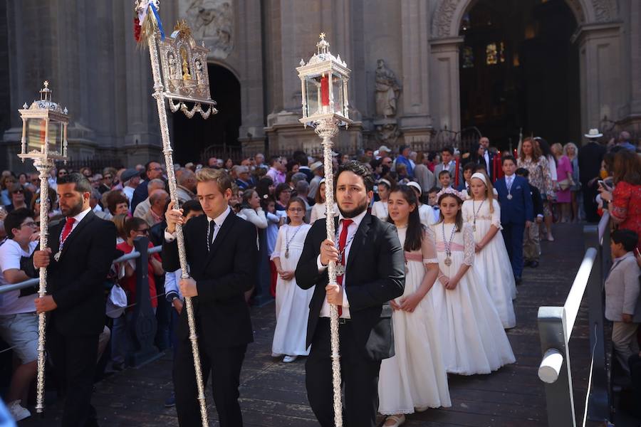 El extenso cortejo ha mezclado los elementos civiles y religiosos en un colorido desfile que ha sido seguido por miles de personas en la calle. Puede ver más fotos del Corpus en  este enlace . 